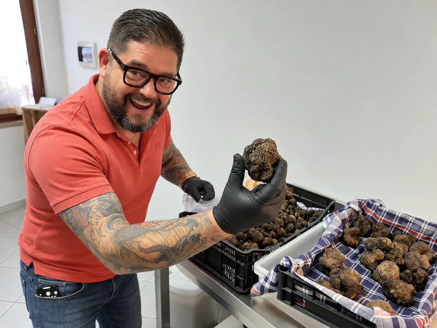 Gregory (Bali) Balazs prüft frische schwarze Trüffel vor dem Versand